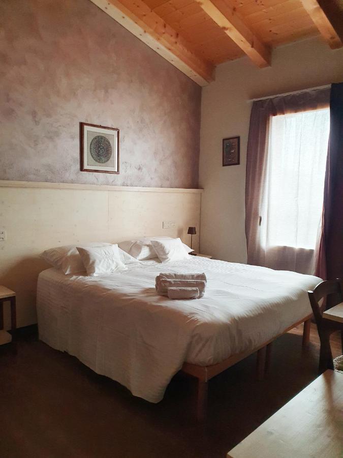 Osteria E Locanda Del Viaggiatore Russi Exteriör bild