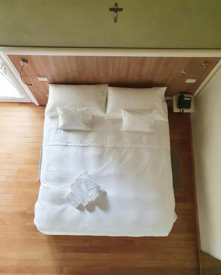 Osteria E Locanda Del Viaggiatore Russi Exteriör bild
