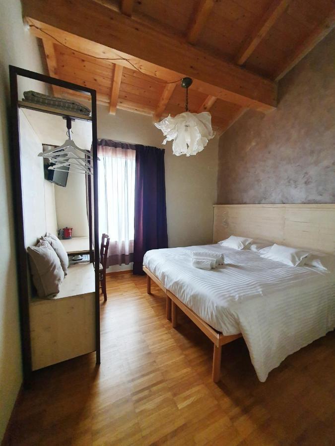 Osteria E Locanda Del Viaggiatore Russi Exteriör bild