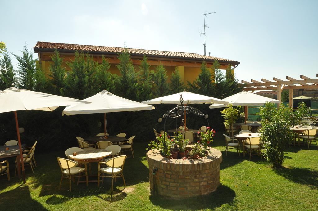 Osteria E Locanda Del Viaggiatore Russi Exteriör bild
