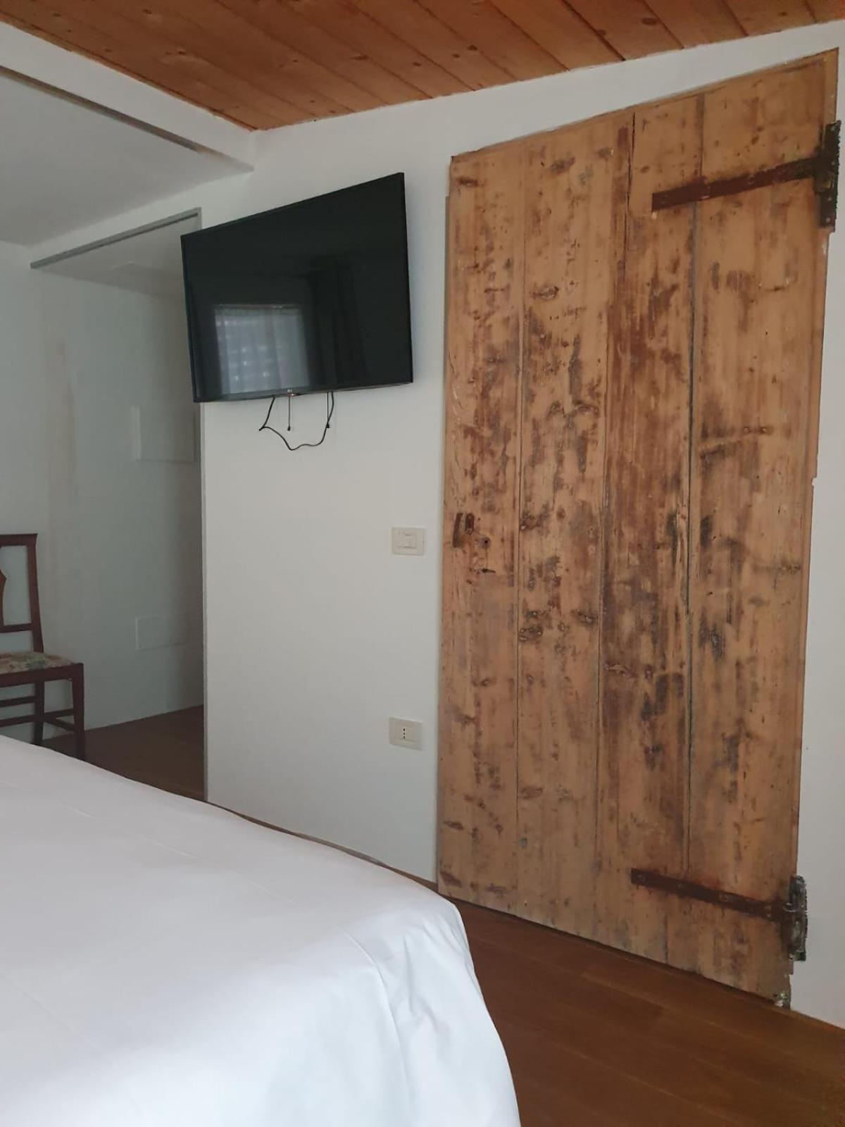 Osteria E Locanda Del Viaggiatore Russi Exteriör bild
