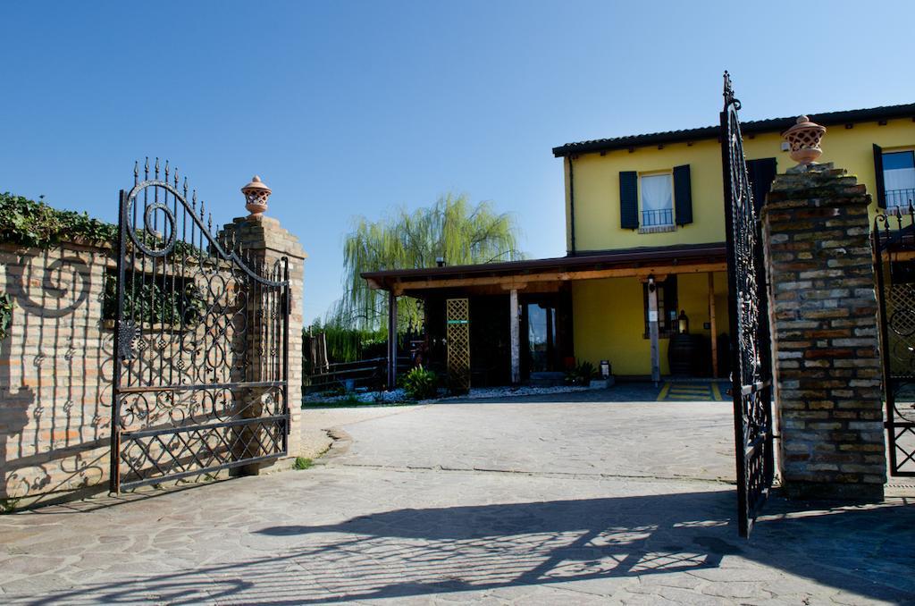 Osteria E Locanda Del Viaggiatore Russi Exteriör bild