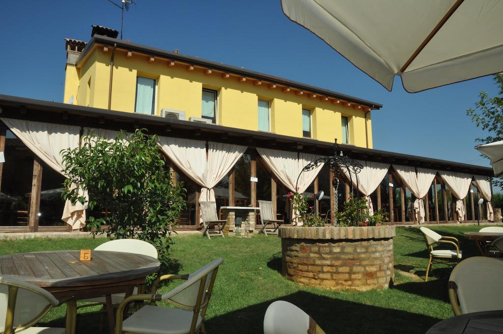 Osteria E Locanda Del Viaggiatore Russi Exteriör bild