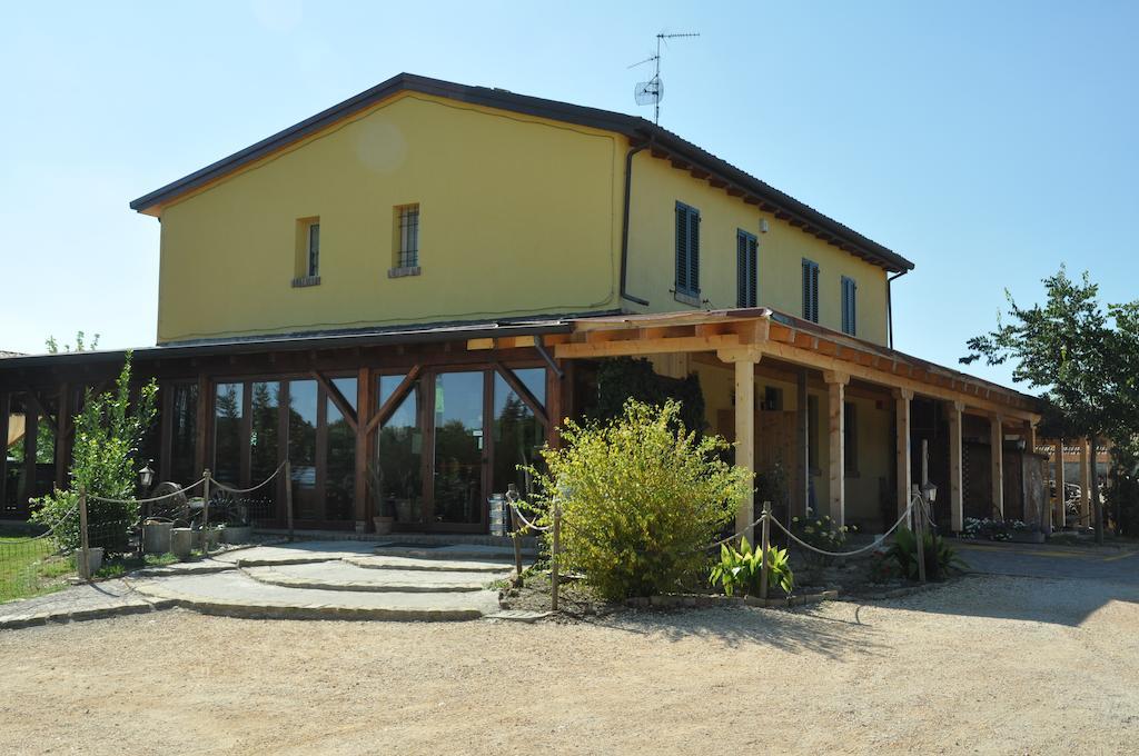 Osteria E Locanda Del Viaggiatore Russi Exteriör bild